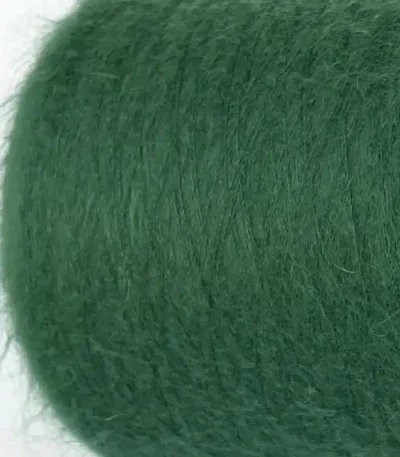 Кід мохер зелений в бобінах з Італії, Ilaria Aurora 006057. Склад: 67% кід мохер, 5% меринос, 28% поліамід . Купити можна в магазині пряжі Київ, Поділ, Хорива 1А.