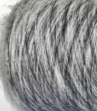 Італійська бобінна пряжа кід мохер в стилі Missoni біло-сірий, Ilaria Aurora 006533. Доступна в Києві на Подолі – магазин пряжі, вул. Хорива 1А