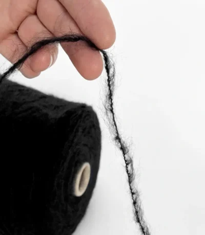 Італійська пряжа кідмохер LineaPiu VIP 250 чорний на бобіні. Метраж 200м/100г Склад: 62% кідмохер